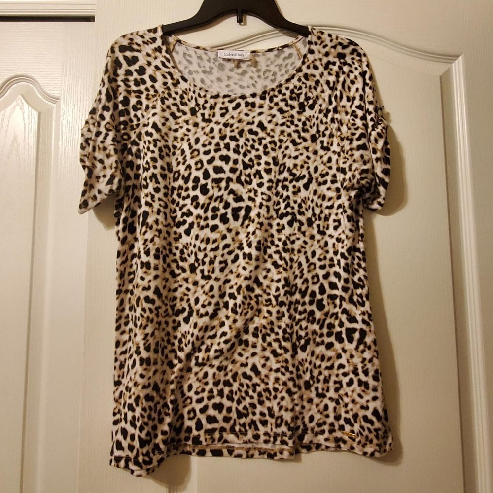 #425 Calvin Klein Short Sleeve Leopard Top Size Medium